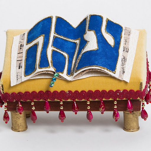 fraskobox Sarita Frasko
"Book on a Shtender"